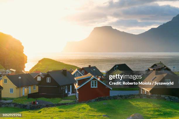 traditional village of gjogv, faroe islands - ilhas faeroe - fotografias e filmes do acervo