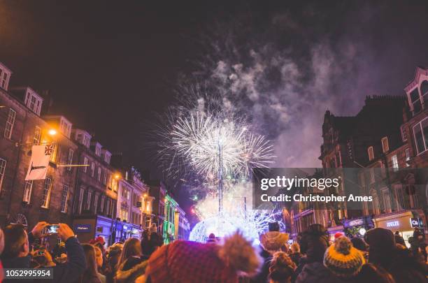 edinburgh winter vuurwerk - hogmanay stockfoto's en -beelden