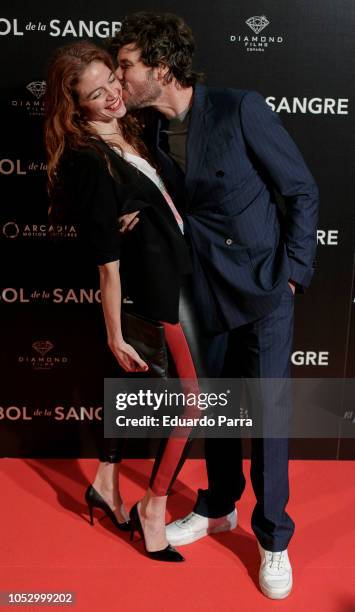 Daniel Grao and girlfriend Florencia attend the 'El arbol de la sangre' photocall at Capitol cinema on October 24, 2018 in Madrid, Spain.