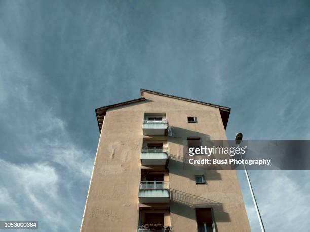 residential building in florence, italy - häßlichkeit stock-fotos und bilder