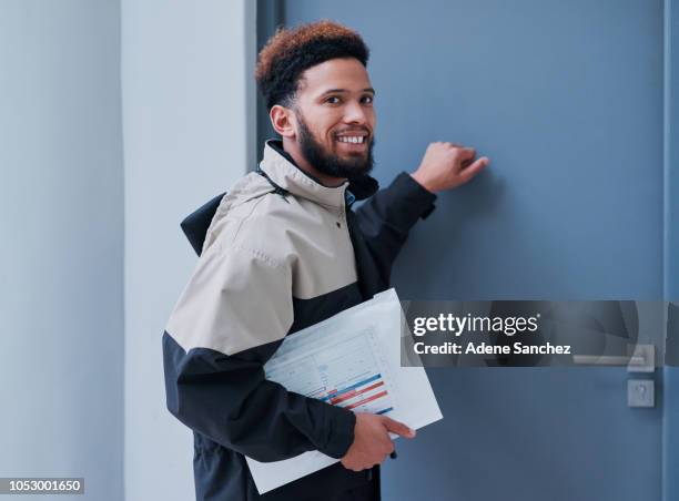 spero che il cliente sia qui per fare la mia consegna - bussare foto e immagini stock