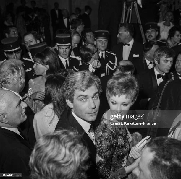 Gian Maria Volontè et Carla Gravina à Cannes, France, en mai 1967.