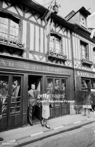 La reine Elizabeth à sa sortie du restaurant 'Au Caneton' dans la petite ville d'Orbec, France, le 29 mai 1967.