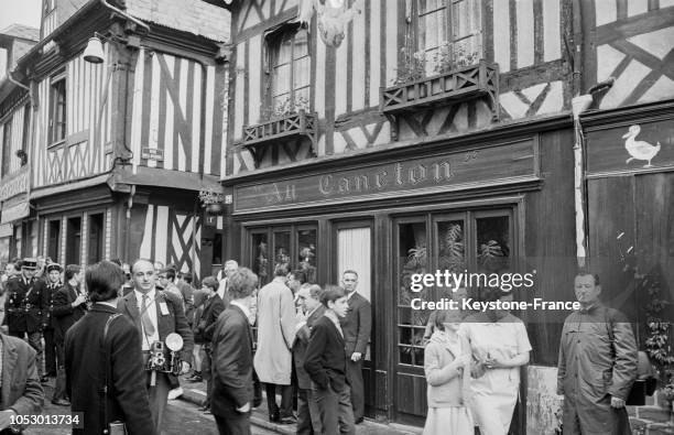 Devant le restaurant 'Au Caneton', une foule de journalistes et badauds attendent l'arrivée de la reine Elizabeth, à Orbec, France, le 29 mai 1967.