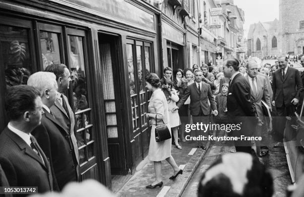 La reine Elizabeth à son entrée au restaurant 'Au Caneton' dans la petite ville d'Orbec, France, le 29 mai 1967.