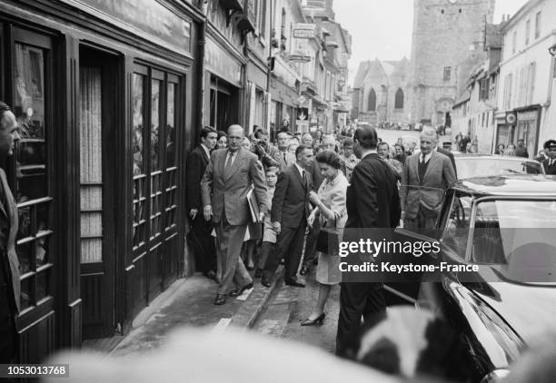 La reine Elizabeth à son entrée au restaurant 'Au Caneton' dans la petite ville d'Orbec, France, le 29 mai 1967.