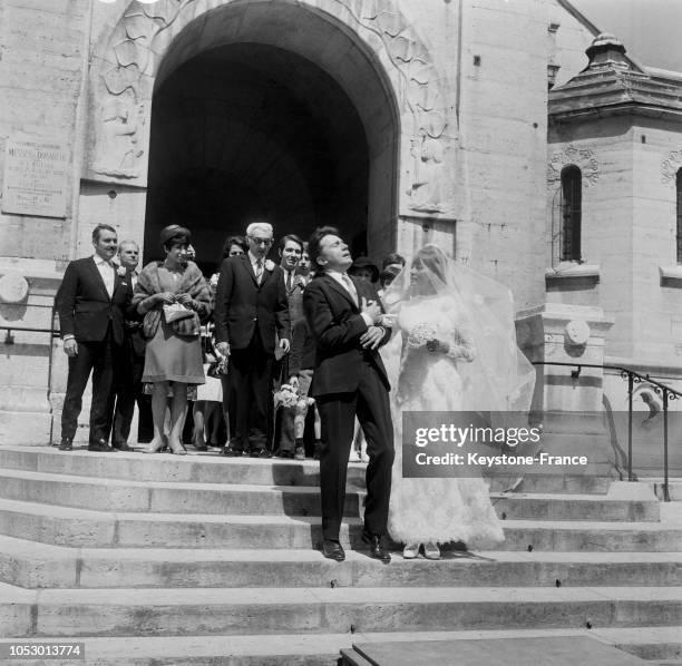 Une scène du film de François Truffault où la jeune mariée se penche vers son mari abattu mortellement par une balle perdue, en France, en 1967.