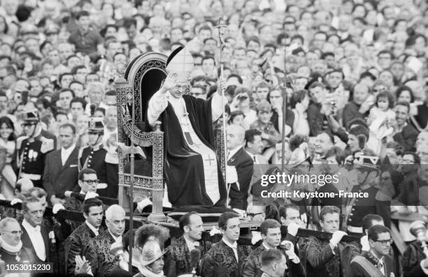 Le pape Paul VI sur la 'Sedia Gestatoria' à son arrivée place Saint-Pierre au Vatican, le 30 juin 1967.