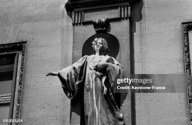 Voici une statue mi-blanche, mi-noire sur la façade de la Conciergerie, à Paris, France, en juillet 1967.