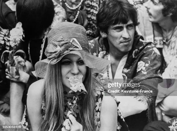 Jeune femme au rassemblement de hippies à Hyde Park, à Londres, Royaume-Uni, le 18 juillet 1967.