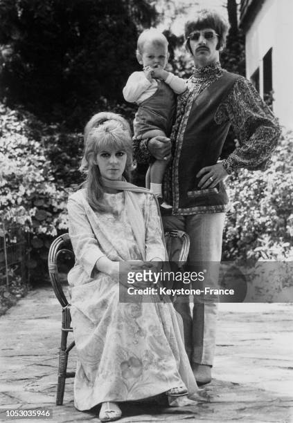 Dans le jardin de leur maison, Ringo Starr, son épouse Maureen enceinte et leur fils Zak, au Royaume-Uni, le 16 août 1967.