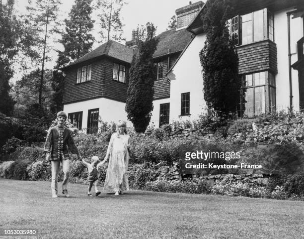 Dans le jardin de leur maison, Ringo Starr, son épouse Maureen enceinte et leur fils Zak, au Royaume-Uni, le 16 août 1967.