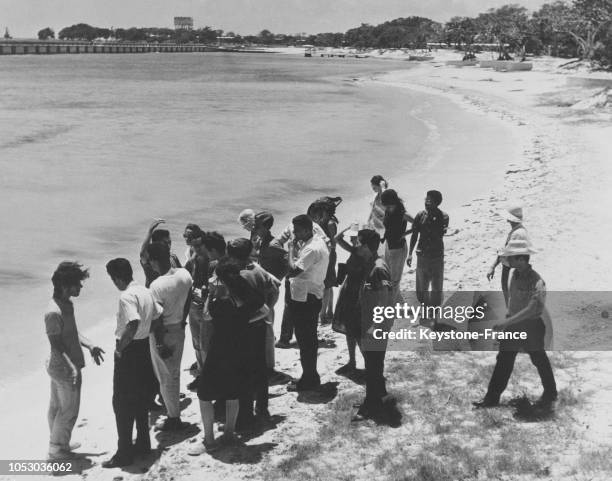 Un groupe d'étudiants américains visite la plage de Giron, Cuba, en 1967.