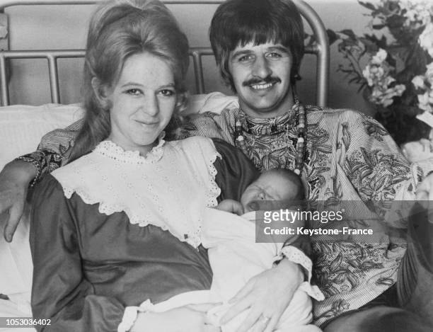 Ringo Starr et son épouse Maureen tenant dans ses bras leur fils Jason photographiés à la maternité, au Royaume-Uni, le 24 août 1967.