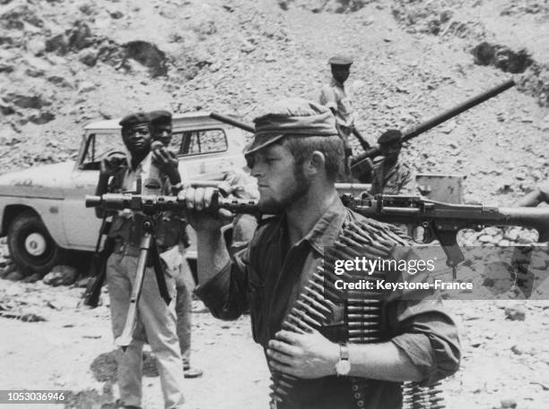 Un mercenaire blanc, mitraillette sur le dos, à Bukavu, République démocratique du Congo, le 29 août 1967.