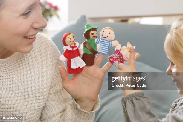 mother and daughter playing with finger puppets - fantoche imagens e fotografias de stock