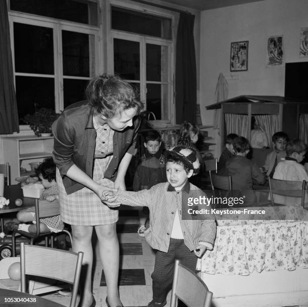 Une maîtresse essaie de rassurer une enfant en pleurs en ce premier jour de rentrée des classes, en France, le 15 septembre 1967.