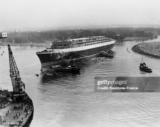 Le paquebot 'Queen Elizabeth II' sur le fleuve Clyde quelques minutes après son lancement, à Clydebank, Ecosse, Royaume-Uni, le 21 septembre 1967.