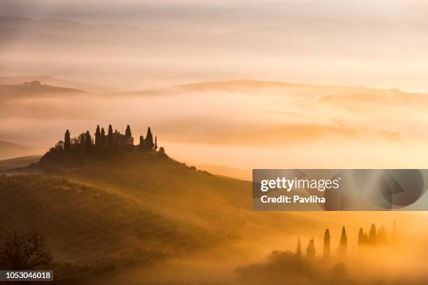 paisaje escénico de tuscany en sunrise, val d ' orcia, italia - tuscany fotografías e imágenes de stock