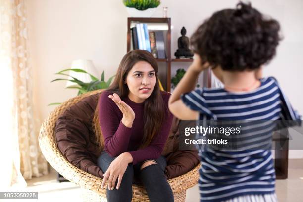 moeder haar dochter scolding - angry child stockfoto's en -beelden