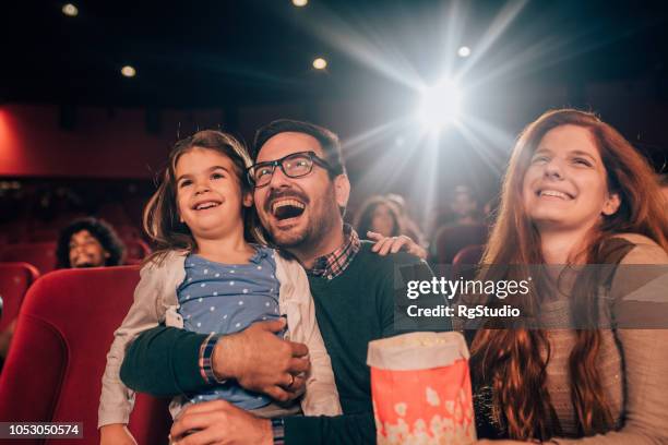 jovem família rindo de cinema - children theatre - fotografias e filmes do acervo