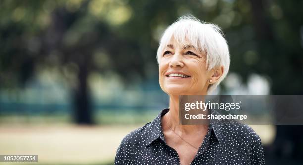 sie hat eine menge zu bedenken - ehefrau stock-fotos und bilder