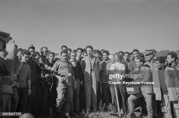 Le président algérien Boumédiene, entouré de volontaires, venus planter des arbres dans la commune de Rivet, en Algérie, en février 1967.