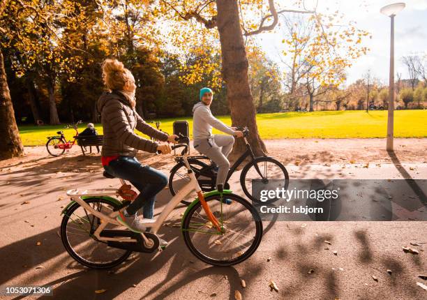 tempo in famiglia nel parco in bicicletta. - amsterdam dusk evening foto e immagini stock