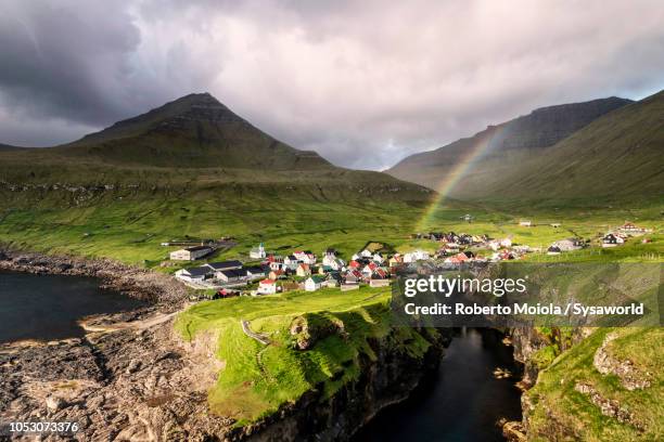 village of gjogv on cliffs, faroe islands - ilhas faeroe - fotografias e filmes do acervo