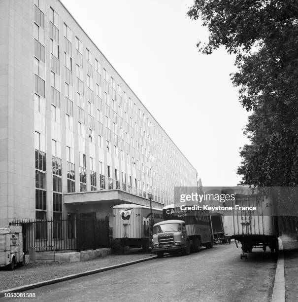 Camion de déménagement devant le bâtiment de la porte Dauphine, à Paris, France, le 10 octobre 1967.