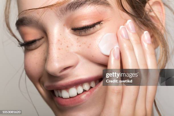 serene schoonheid - faces freckles stockfoto's en -beelden