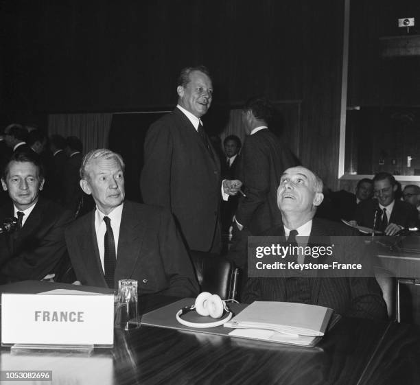 Maurice Couve de Murville et Jean-Marc Boegner et debout Willy Brandt, à Luxembourg, le 24 octobre 1967.