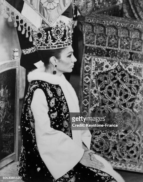 Impératrice d'Iran sur son trône, à Téhéran, Iran, le 4 novembre 1967.
