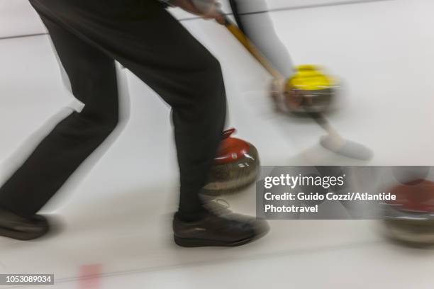 curling is traditional sport in cembra - curling - fotografias e filmes do acervo