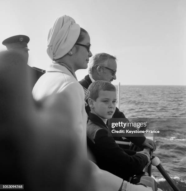 La princesse Grace, le prince Rainier et le prince Albert sur un bateau au large de Monaco, le 21 novembre 1967.