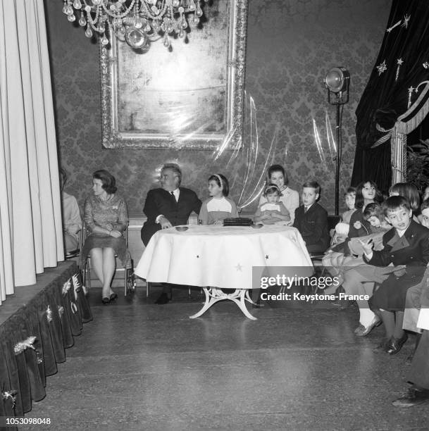 Le prince Rainier, la princesse Grace et leurs enfants, Albert, Caroline et Stéphanie assistent au spectacle de Noël pour les petits monégasques, à...