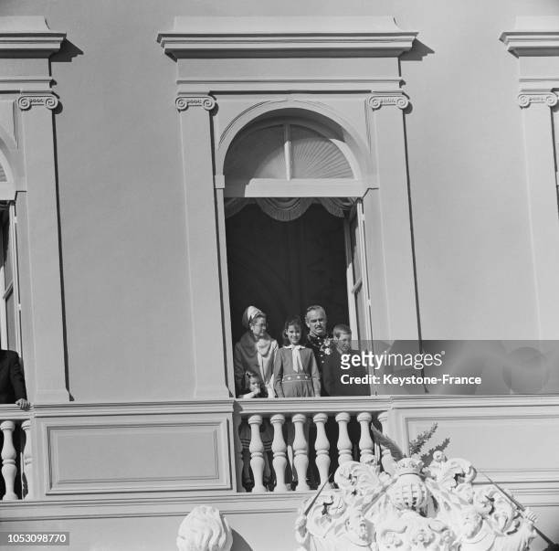 Sur le balcon du Palais, la princesse Grace, le prince Rainier de Monaco et leurs trois enfants, à Monaco, le 19 novembre 1968.