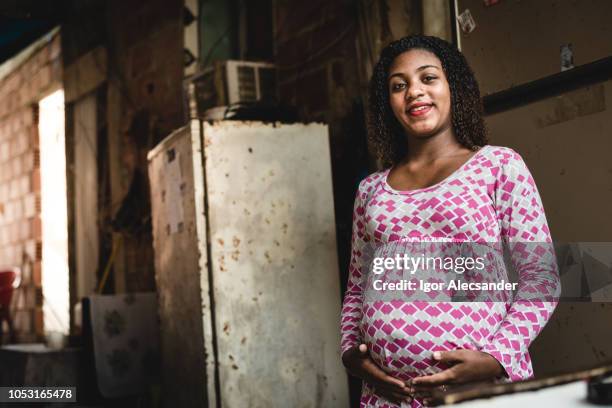 tiener braziliaans zwanger - tienerzwangerschap stockfoto's en -beelden