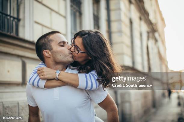 schöne junge paar küssen - liebe-auf-den-ersten-blick stock-fotos und bilder