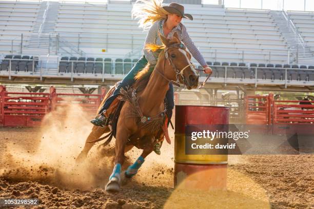snelle actie van cowgirls paarden op een rodeo rijden - rodeo stockfoto's en -beelden