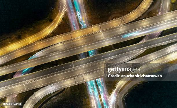 aerial top view traffic roundabout road in city at night, aerial view traffic in bangkok. - crossroad top view stockfoto's en -beelden