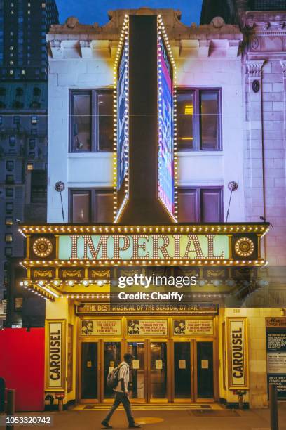 mann zu fuß in broadway - broadway theater exteriors and landmarks stock-fotos und bilder