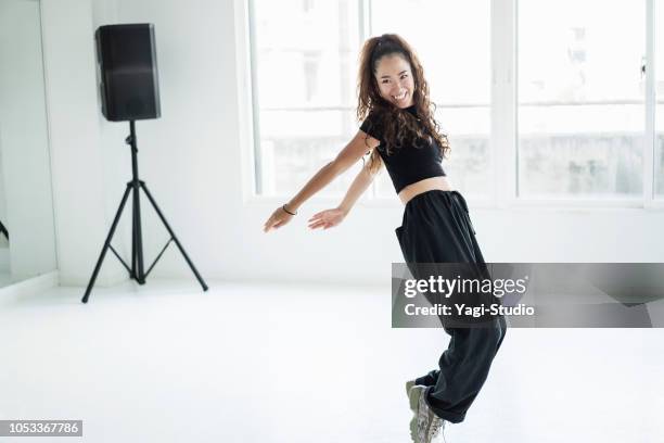 jovem dançarino feminino no estúdio de dança. - estúdio de dança - fotografias e filmes do acervo