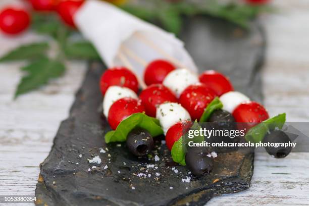 tomato cherry and mozzarella brochettes - mozzarella fotografías e imágenes de stock