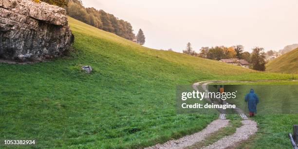 escursionisti in collina mentre piovevano - pellegrino foto e immagini stock