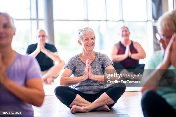meditación divertida - exercise class fotografías e imágenes de stock