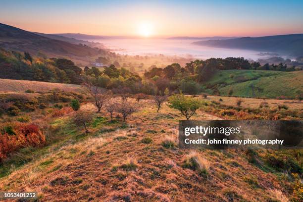 hope valley autumn sunrise, castleton, english peak district. uk - mam tor stock-fotos und bilder