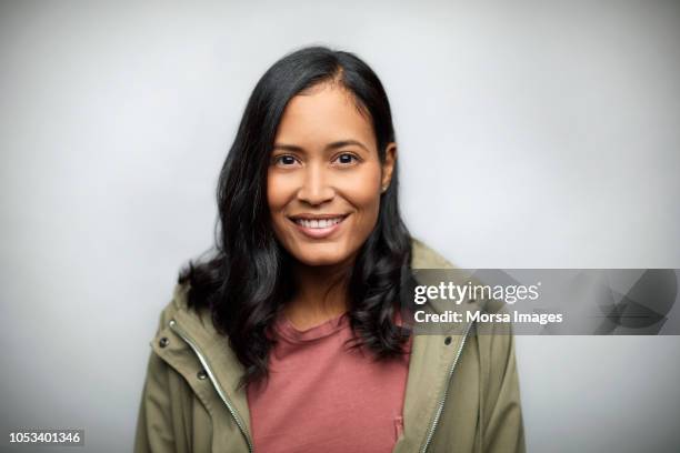 businesswoman smiling against white background - mid length hair 個照片及圖片檔