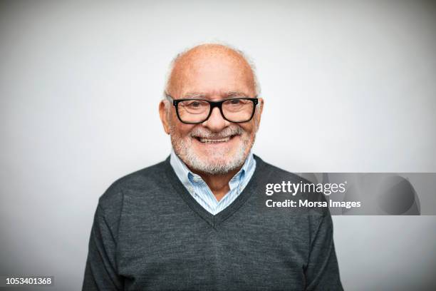 smiling senior businessman on white background - portrait studio sourire corporate photos et images de collection