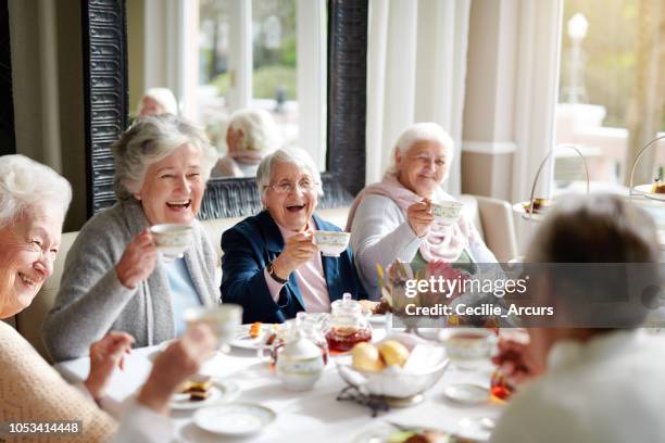 良い古いティ��ー パーティーのようなものがある! - nursing home smiling ストックフォトと画像